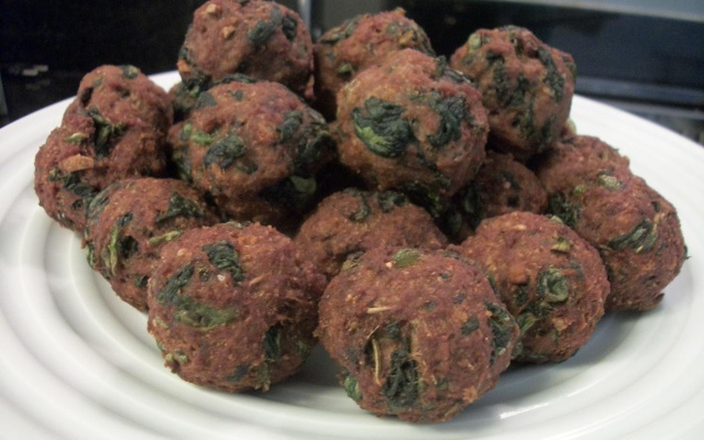 Bolinho de carne moída e escarola