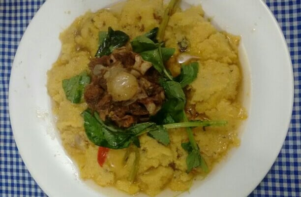 Rabada com polenta e agrião