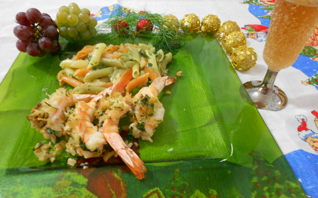 Penne ao pesto com camarão recheado