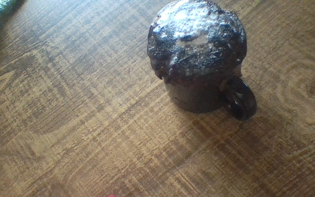 Bolo de caneca com cobertura de chocolate