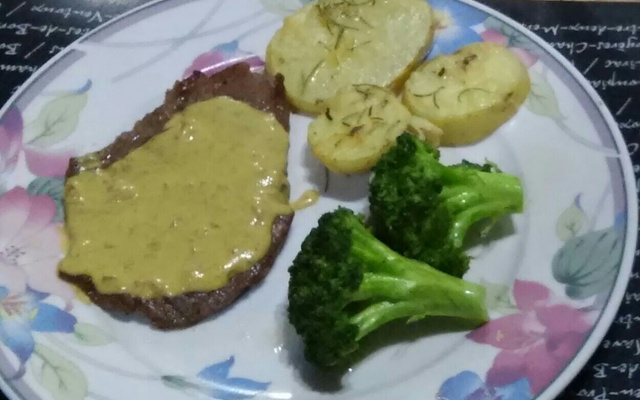 Bife grelhado com molho de mostarda e batata dourada