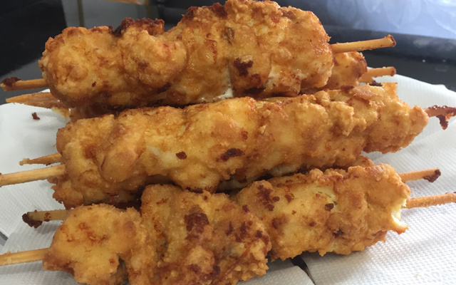 Espetinho de frango empanado