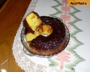 Bolo de cenoura com calda pronta