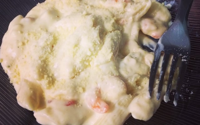 Macarrão com camarão ao molho de quatro queijos