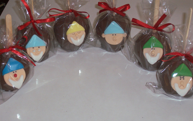 Docinhos modelados com leite ninho e leite condensado