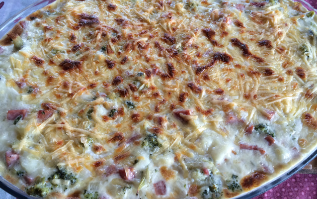 Ravióli ao molho branco com presunto e brócolis