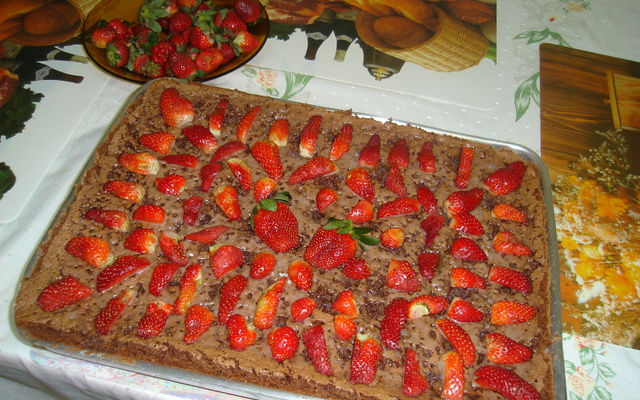 Bolo delícia de morango e chocolate