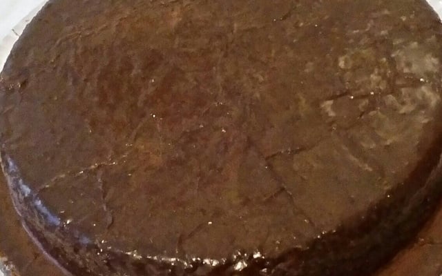 Bolo de cenoura com calda de chocolate