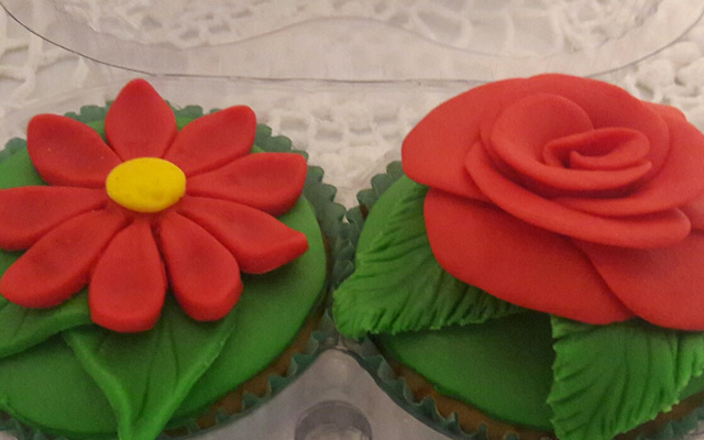 Cupcakes decorados com pasta americana de leite em pó