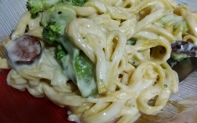 Macarronada ao molho branco com bacon e calabresa