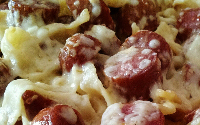 Macarronada com creme de leite e salsicha