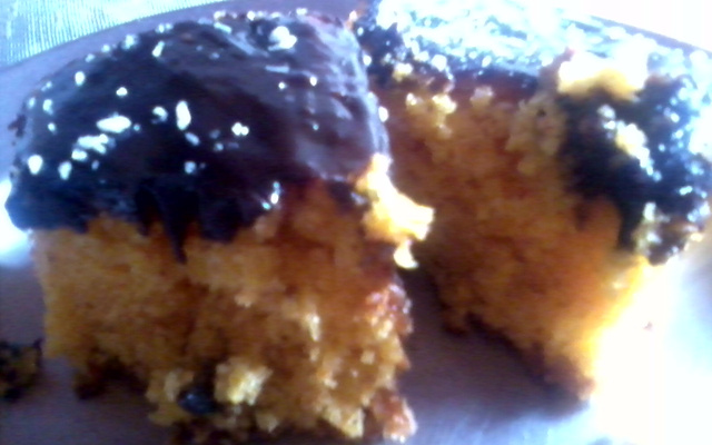 Bolo de cenoura com calda de chocolate