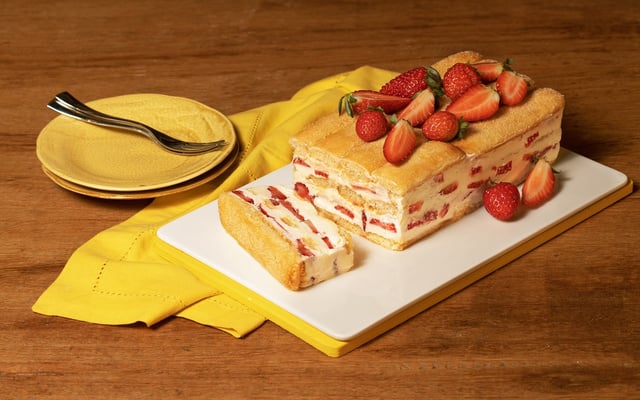 Pavê de morango com biscoito champanhe