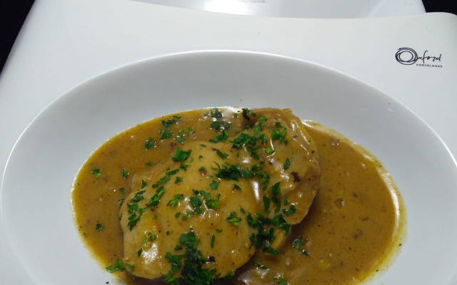 Coxas e Sobrecoxas de Frango ao molho de Cerveja preta