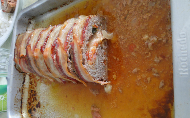 Rocambole de carne com linguiça