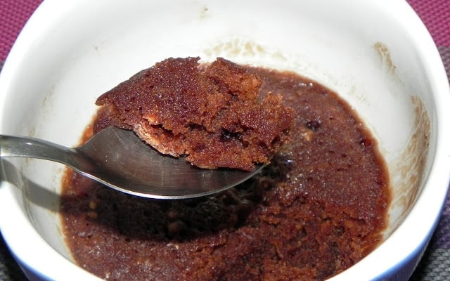 Bolo de chocolate de caneca sem ovo