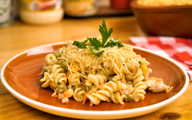 Salpicão de macarrão na travessa