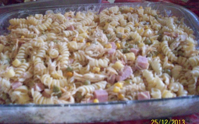 Macarrão gelado de frango