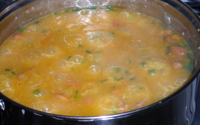 Canjiquinha de milho com costelinha de porco