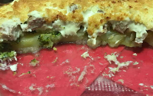 Brócolis com batata e pernil suíno gratinado