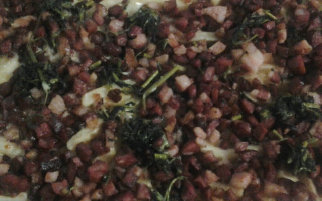 Batata frita com queijo cremoso e calabresa