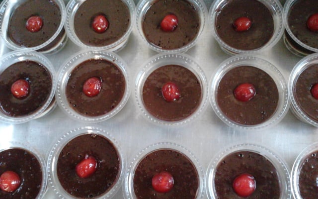 Doce gelado de coco com chocolate