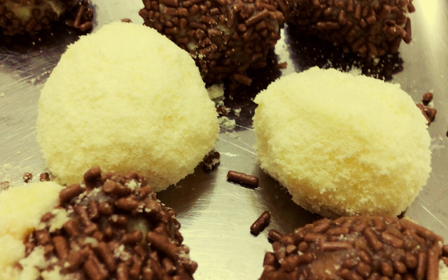 Uma massa e dois doces (beijinho e brigadeiro)