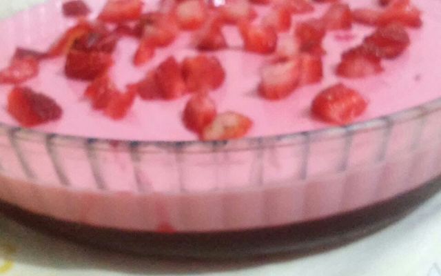 Gelatina com creme de morango