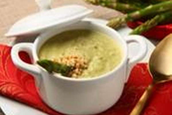 Creme de aspargos com nozes