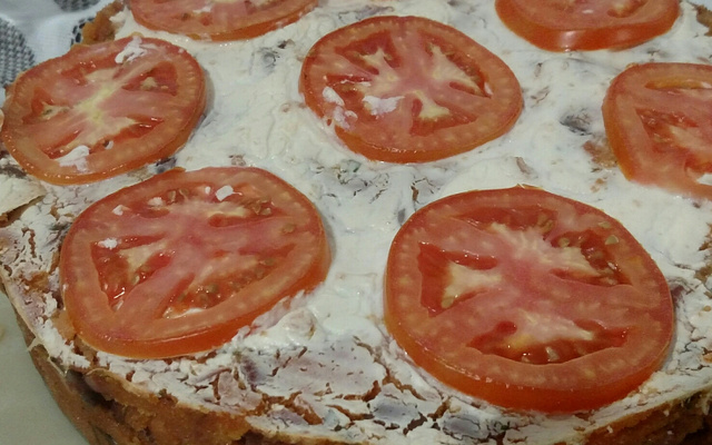 Torta de tender com farofa e tomate