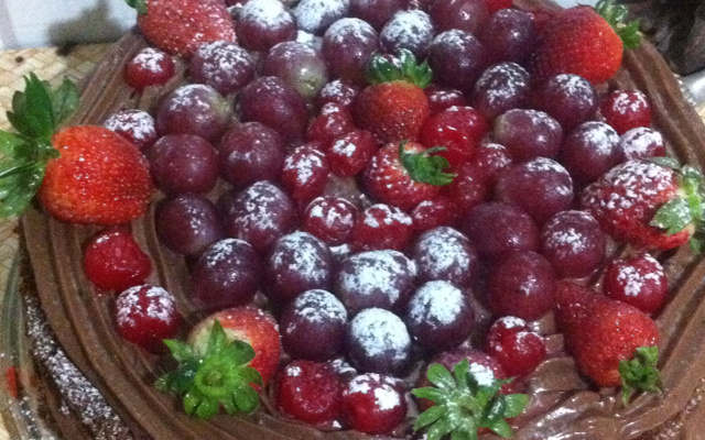 Naked cake de chocolate com brigadeiro branco e frutas vermelhas