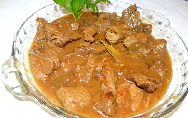 Acém na pressão com cerveja preta e creme de cebola