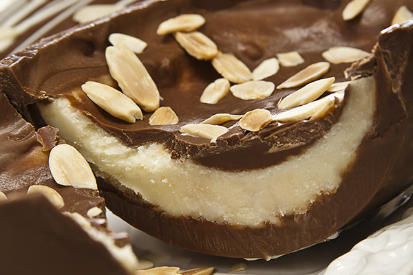 Ovo de Páscoa trufado de amêndoas partido ao meio