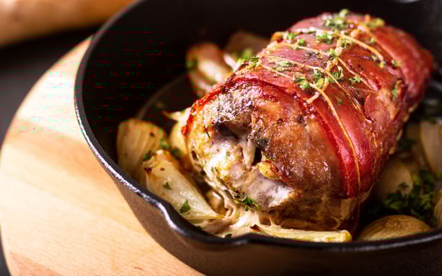 Lombo com bacon fatiado