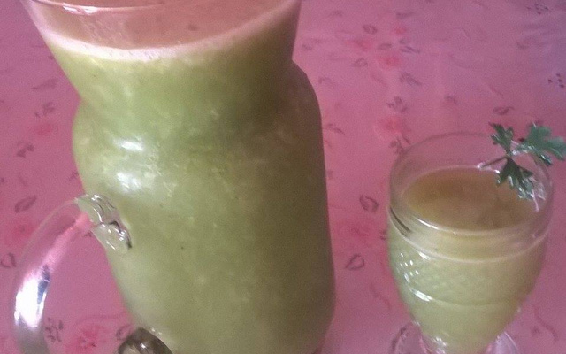 Suco de umbu com salsa