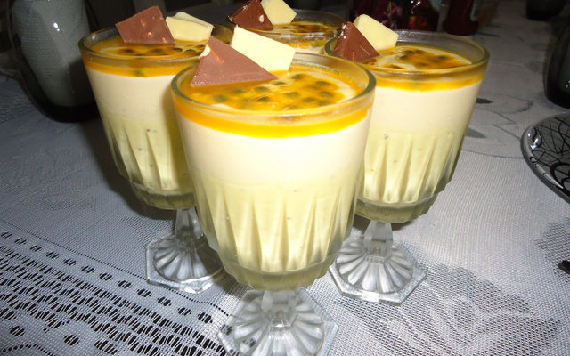 Mousse de maracujá com ganache de chocolate branco