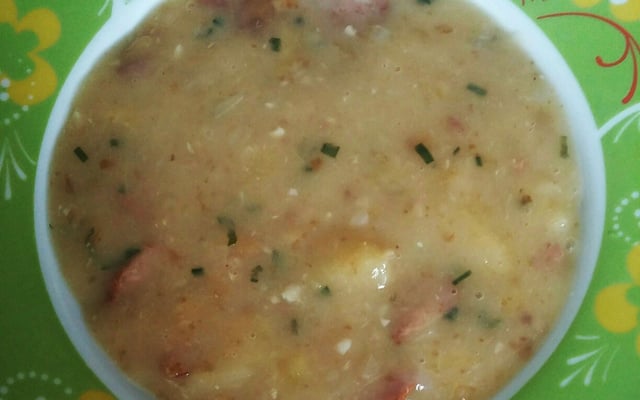 Sopa de mandioca com linguiça