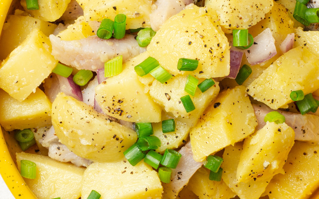 Jantar rápido de maçãs, presunto e batatas