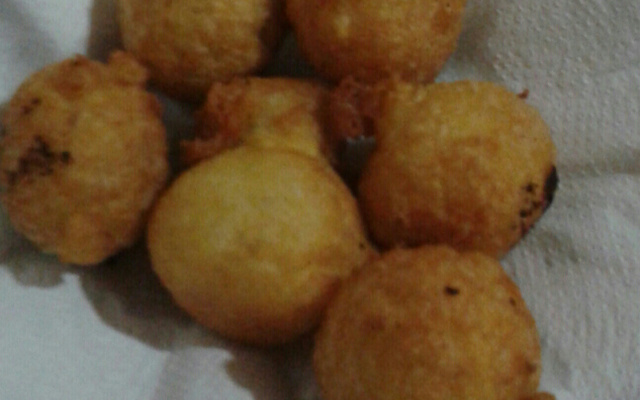 Bolinho de mandioca com recheio de carne seca