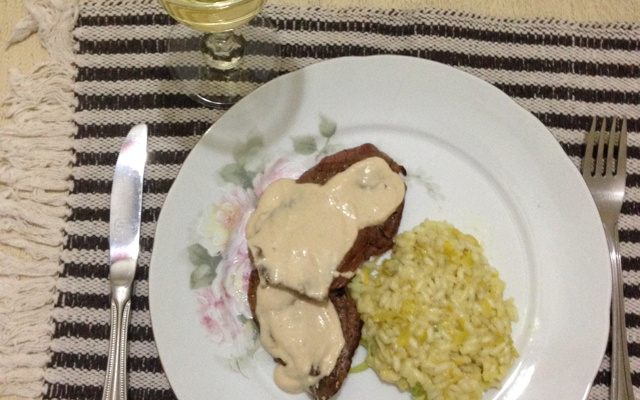 Filé mignon ao molho de mostarda com risoto de alho-poró