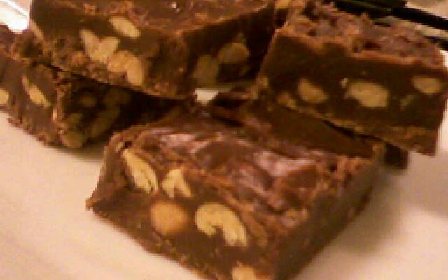 Pé de moleque com chocolate