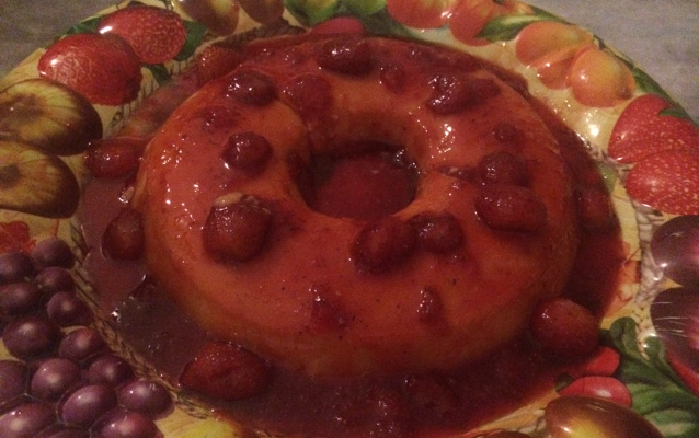 Pudim de iogurte com calda de morango