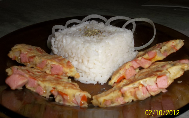 Omelete com salsicha e cebola