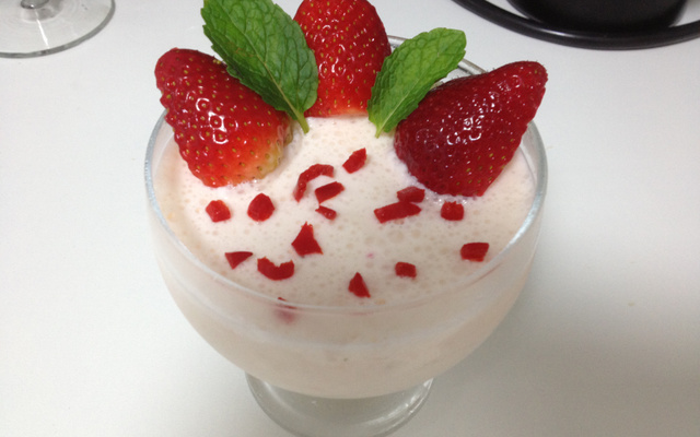 Frozen yogurt com morango e pimenta