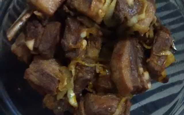 Costelinha de javali acebolada