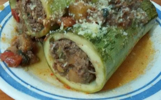 Abobrinha recheada com carne moída