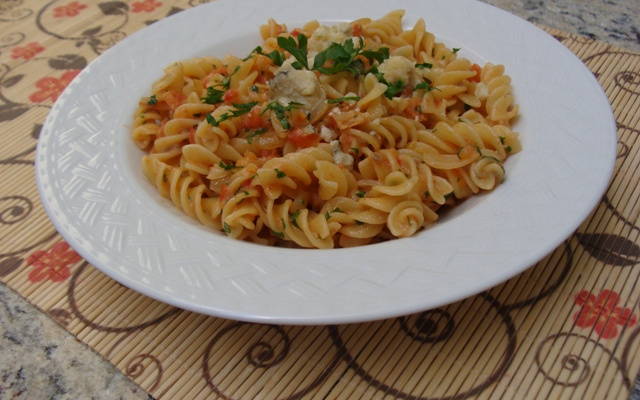 Fusilli com tomates frescos e gorgonzola