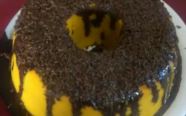 Bolo de cenoura com calda de chocolate de microondas