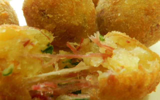 Bolinha de mandioca e carne seca