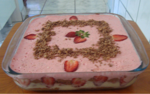 Pavê mousse de morango e chocolate da Taí